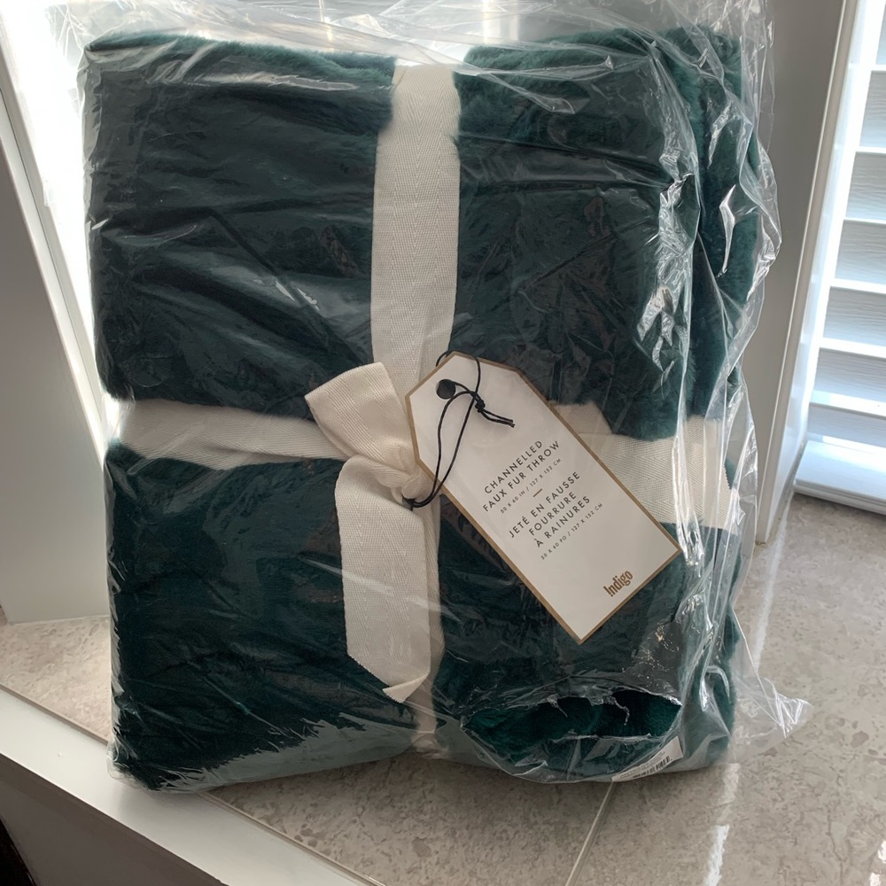 BNIB / Indigo / channelled faux fur throw / emerald♥️